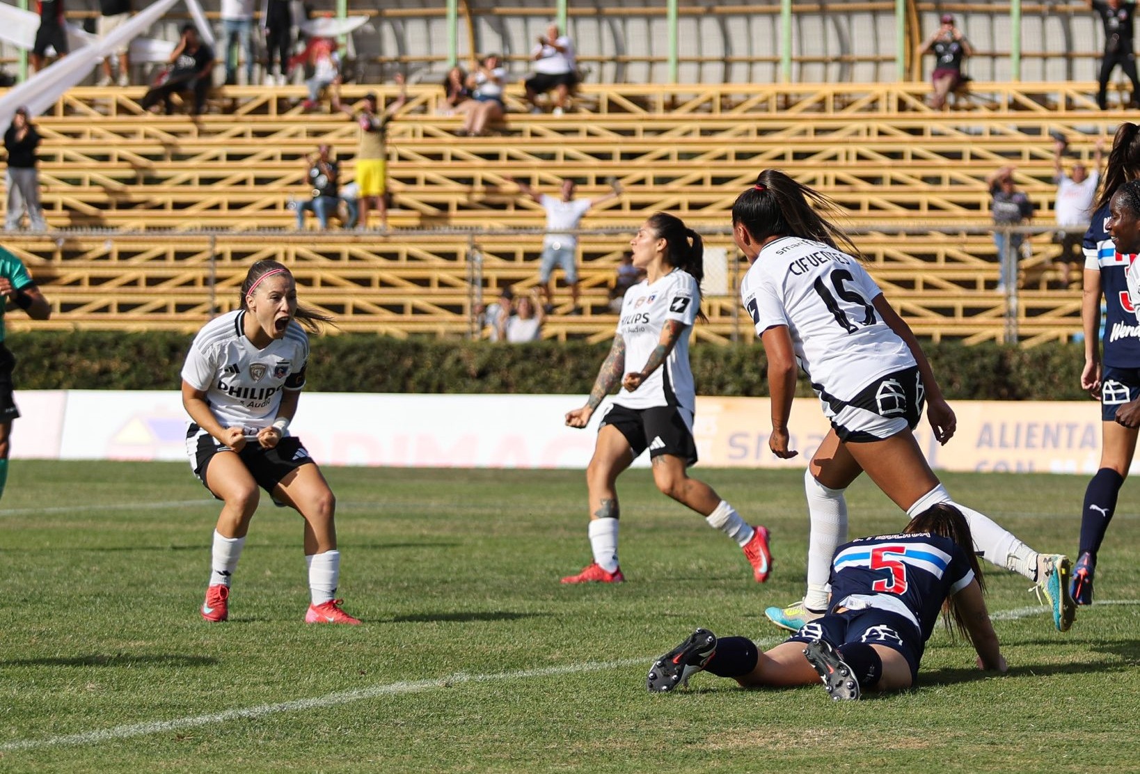 Colo Colo ganó y permanece en la cima del Femenino