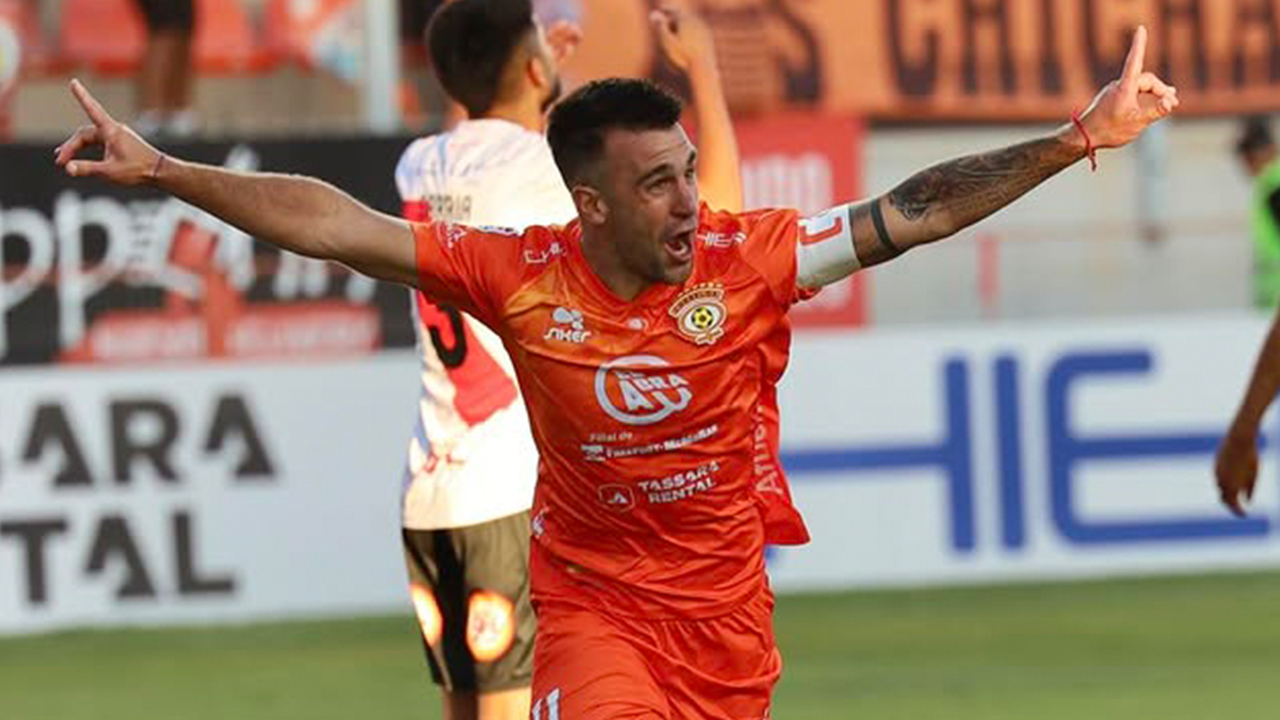 Cobreloa golea a Curicó Unido y llega a la cima del torneo
