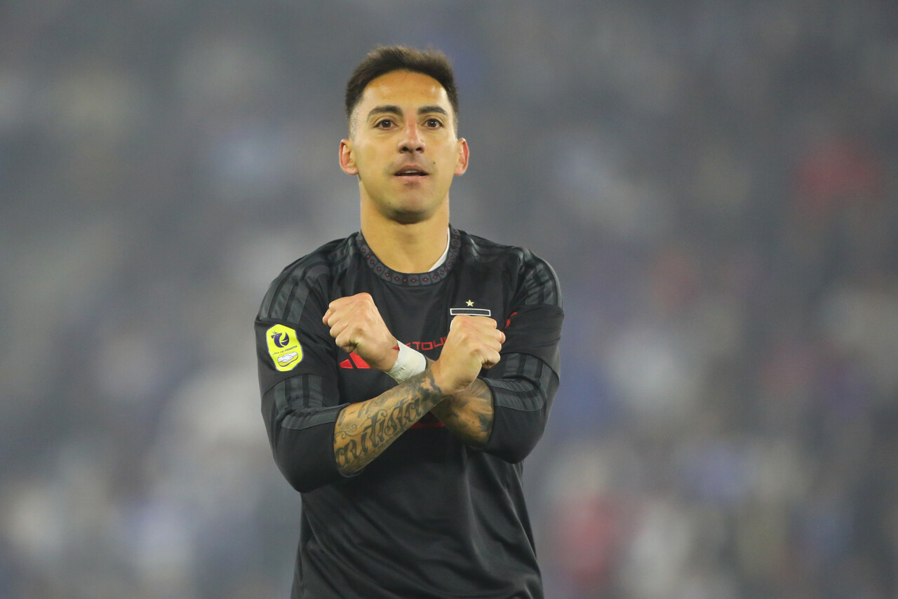 Colo Colo vence a la UC y se escapa en el liderato